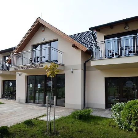 Apartment Szaloki Ueduelohaz *