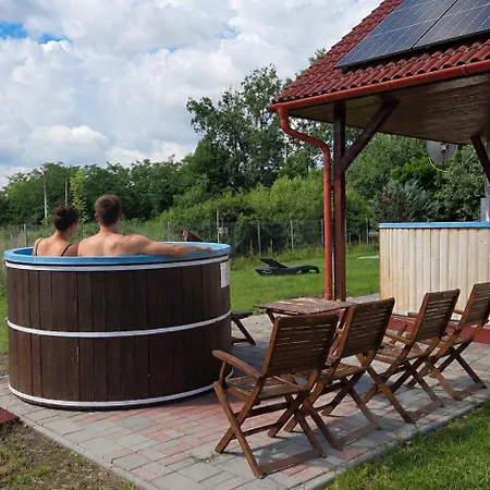 Szaloki Ueduelohaz Apartament